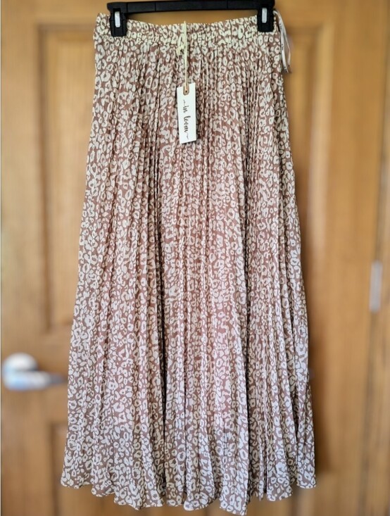 in loom Dresses & Skirts - NWT IN LOOM Dusty Pink & Ivory Leopard Spot Pleated Midi Skirt